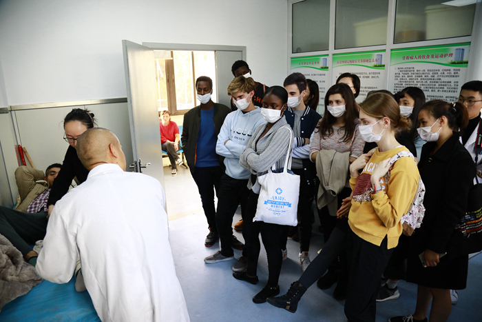 世界联合学院师生来院参观交流