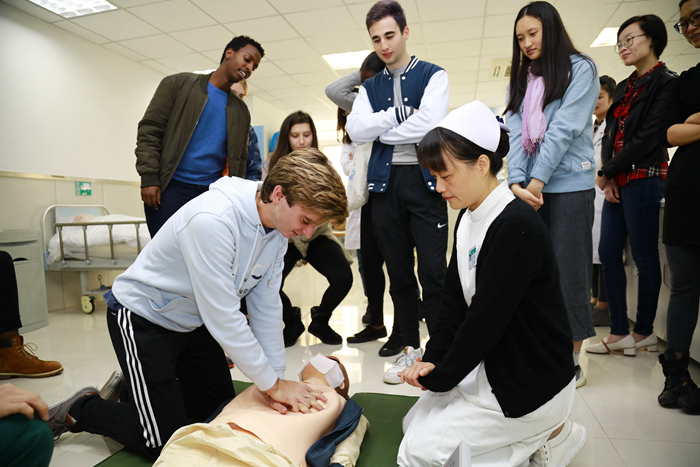 世界联合学院师生来院参观交流