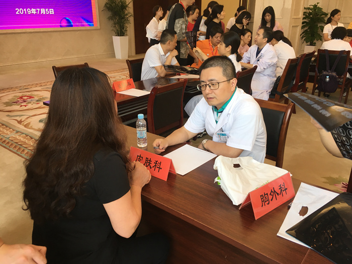 医共体专家走进波司登开展健康咨询活动